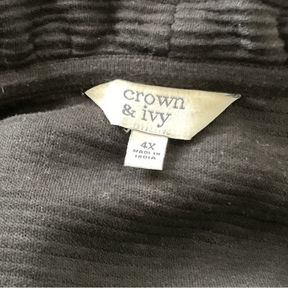 Crown & Ivy Ruffled Collar Top. Black. Size 4x.  Sleeveless - Picture 3 of 3